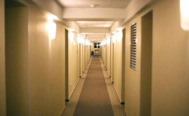 Wtargnął do hostelu, próbował zabić trzyosobową rodzinę