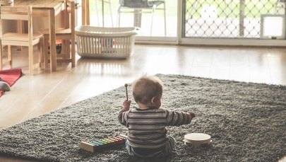 Wtargnął do obcego domu i skatował niemowlę. Usłyszy zarzuty?