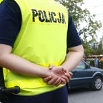 Wtedy możesz wyprzedzić na pasach i pomachać policjantowi. Wiesz, czemu?