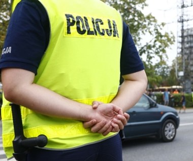 Wtedy możesz wyprzedzić na pasach i pomachać policjantowi. Wiesz, czemu?