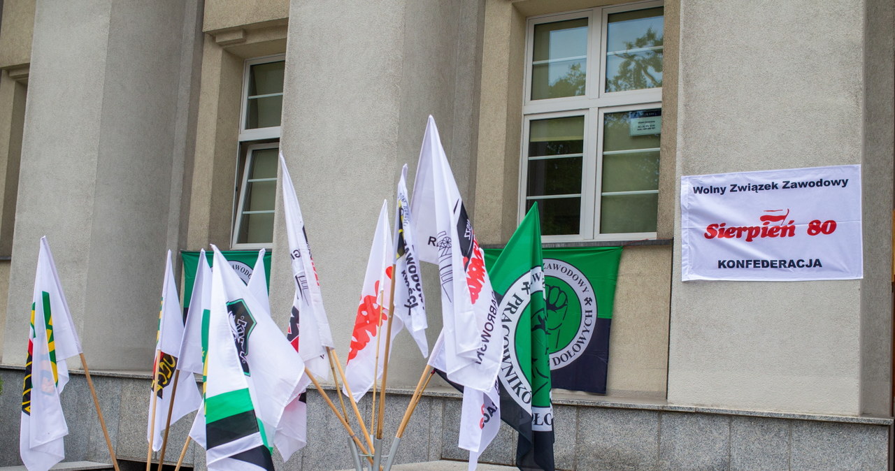 Wtorek jest drugim dniem protestu związkowców z Polskiej Grupy Górniczej (PGG), którzy okupują katowicką siedzibę spółki /Tomasz Wiktor /PAP
