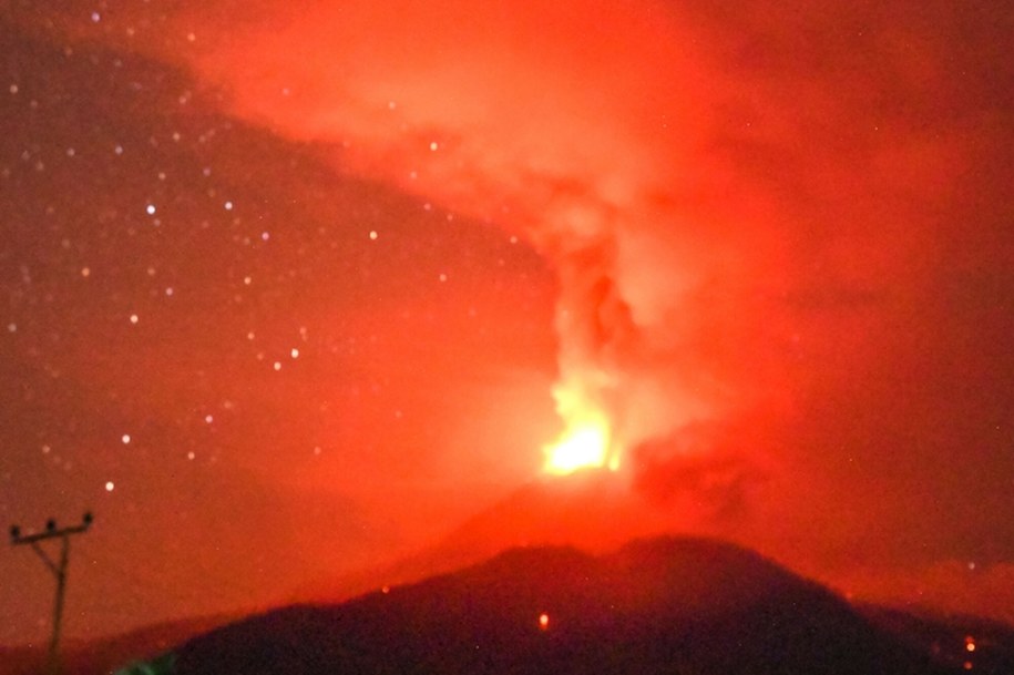 Wtorkowa erupcja wulkanu Lewotobi Laki-Laki na indonezyjskiej wyspie Flores /Rex Features /East News