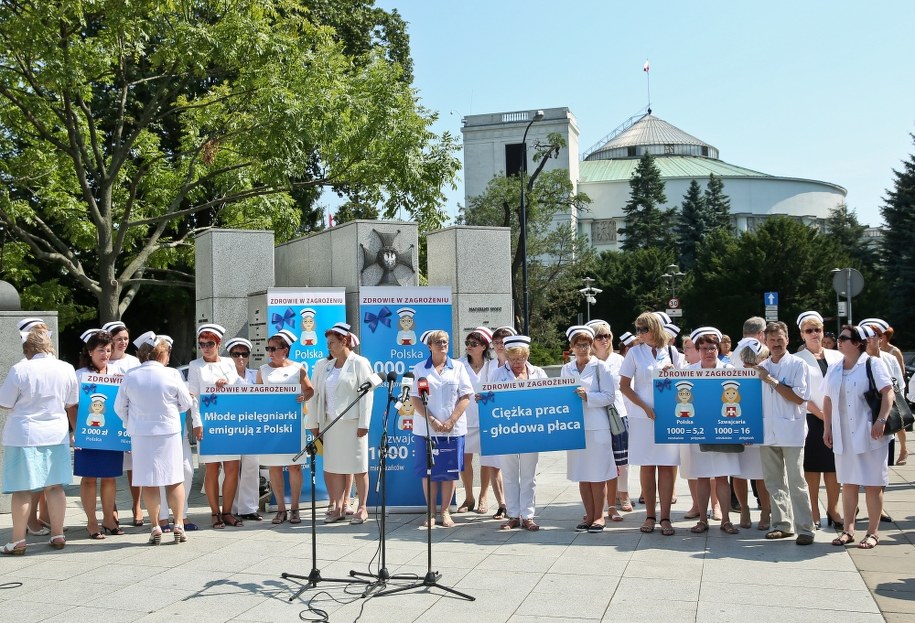 Wtorkowa konferencja prasowa pielęgniarek i położnych przed Sejmem /Rafał Guz /PAP