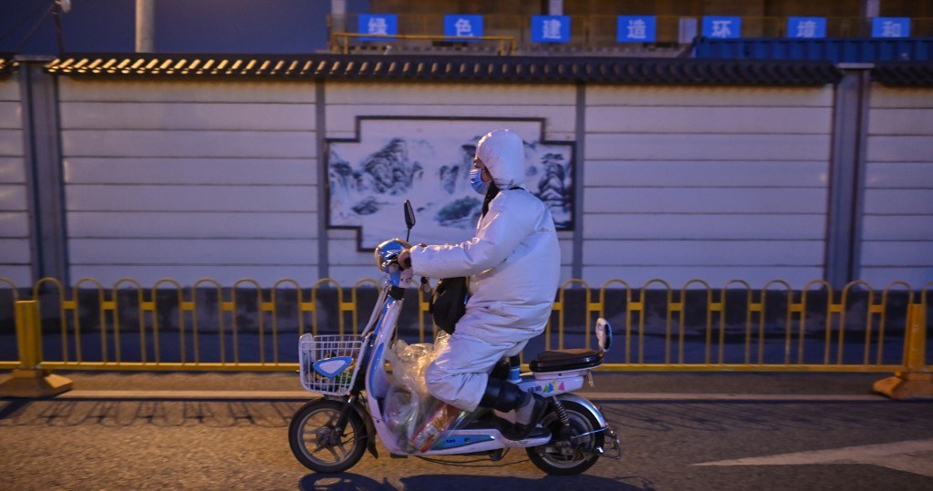 Wuhan, koniec marca. Mieszkańcy nadal zachowują wszystkie środki ostrożności /AFP