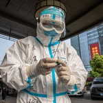 Wuhan otwiera osiedla. Rośnie obawa o drugą falę epidemii koronawirusa