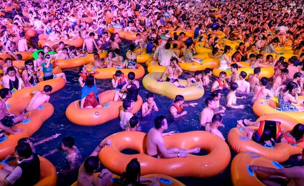 Wuhan zaszalał. Szokujące zdjęcia z imprezy w parku wodnym