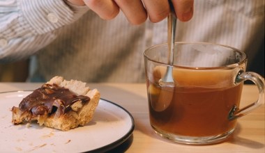 Wujek robi to z herbatą. Nie narzeka na brak pieniędzy, zdrowia i powodzenia
