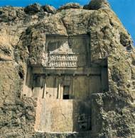 Wukuty w skale grobowiec Kserksesa w Naksz-i Rustam koło Persepolis /Encyklopedia Internautica