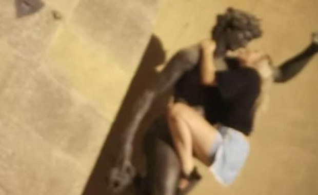 Wulgarne zachowanie turystki. Symulowała seks z Bachusem