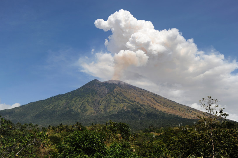 Wulkan Agung /AFP