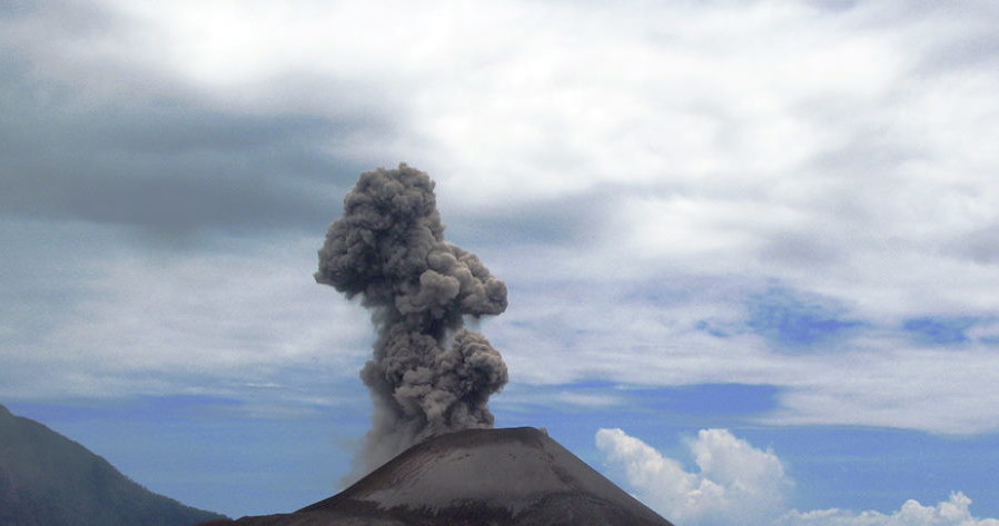 Wulkan Anak Krakatau, rok 2008. Fot. Wikipedia. Autor: flydime /Wikipedia