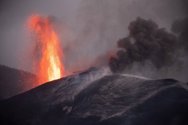 Wulkan Cumbre Vieja podczas erupcji /MIGUEL CALERO /PAP/EPA