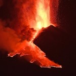 Wulkan Etna znowu jest czynny. Wyrzuca z siebie fontanny lawy