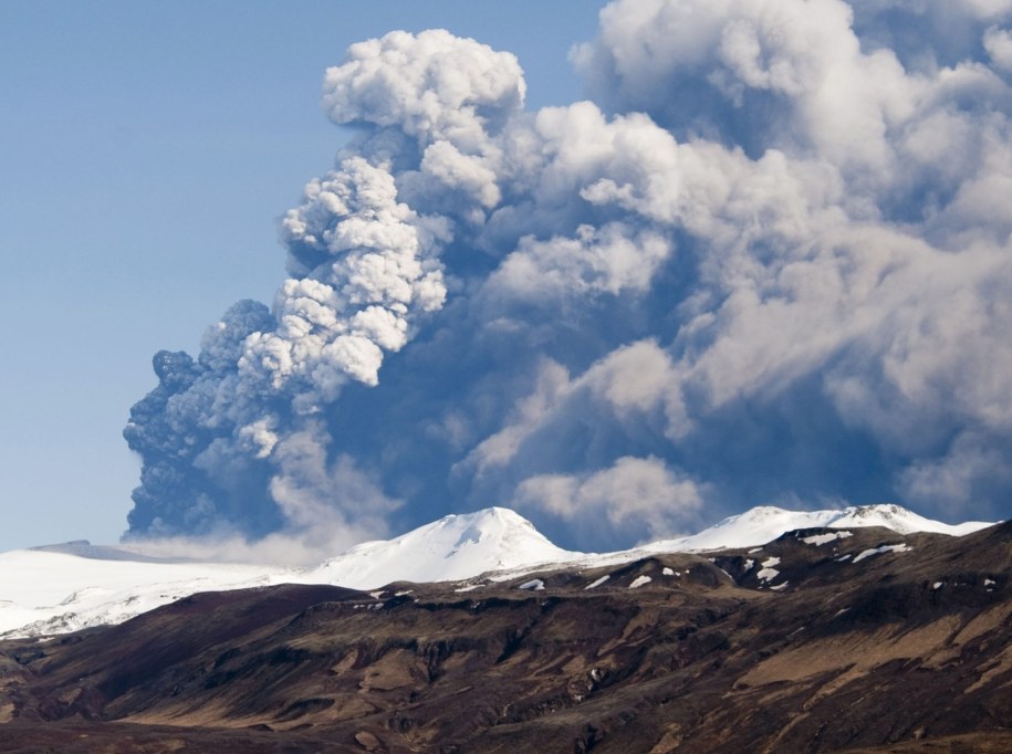 Wulkan eyjafjallajökull na zdjęciu archiwalnym z kwietnia 2010 roku /	S.Olafs /PAP/EPA