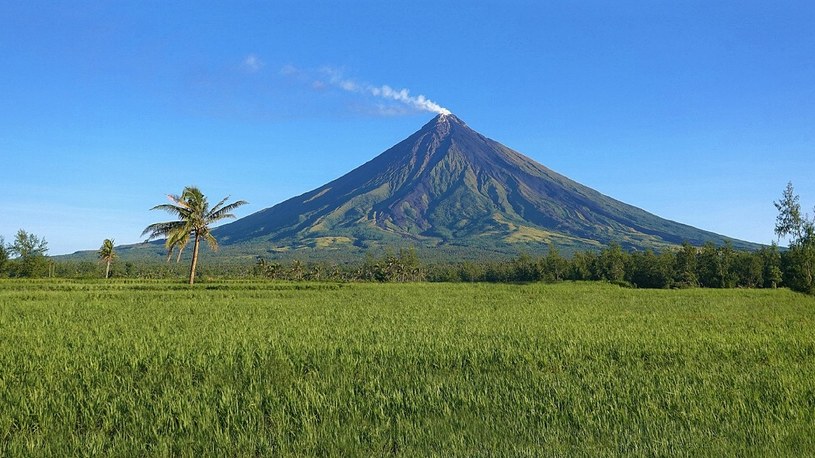 Vulcanul Mayon din Filipine / Marisa Mercado / CC BY-SA 4.0 Deed (https://creativecommons.org/licenses/by-sa/4.0/) /Wikimedia