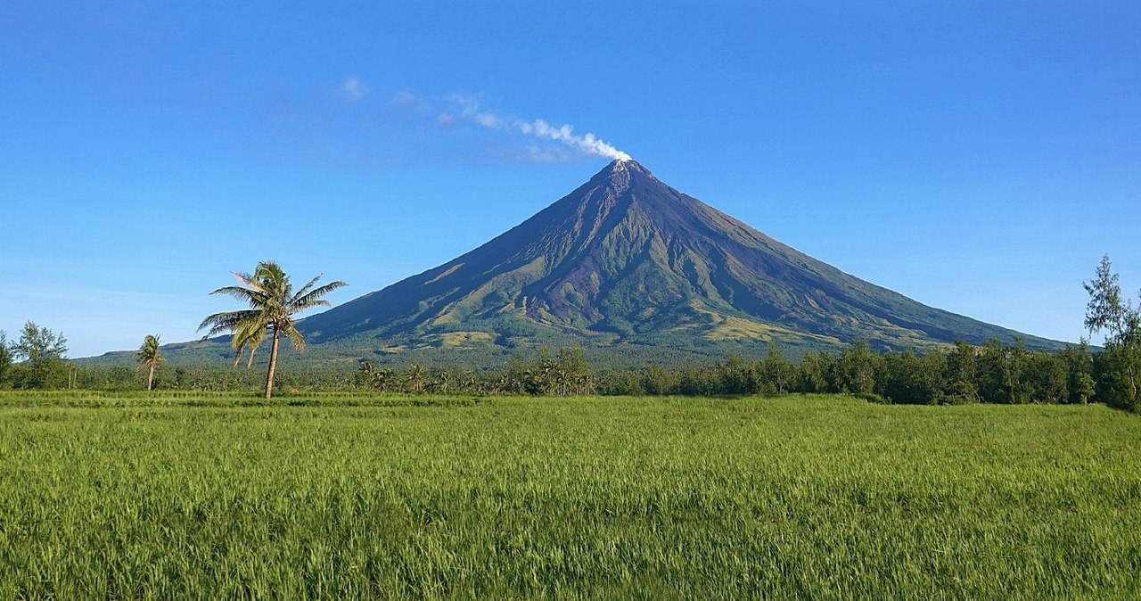 Wulkan Mayon na Filipinach /Marisa Mercado/CC BY-SA 4.0 Deed (https://creativecommons.org/licenses/by-sa/4.0/) /Wikimedia