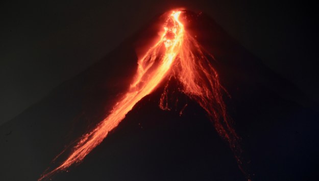 Wulkan Mayon wybuchł w nocy z niedzieli na poniedziałek /FRANCIS R. MALASIG /PAP/EPA