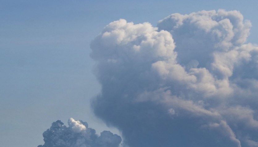 Wulkan na Islandii wciąż wyrzuca w niebo pył