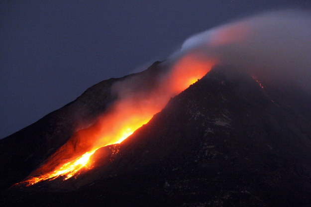 Wulkan Sinabung uaktywnił się w sierpniu 2010 roku /DEDI SAHPUTRA  /PAP/EPA
