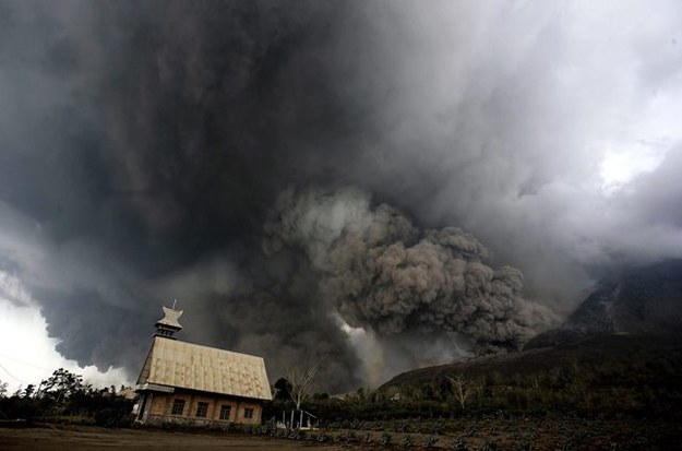 Wulkan Sinabung /PAP/EPA/CHAIRALY /PAP