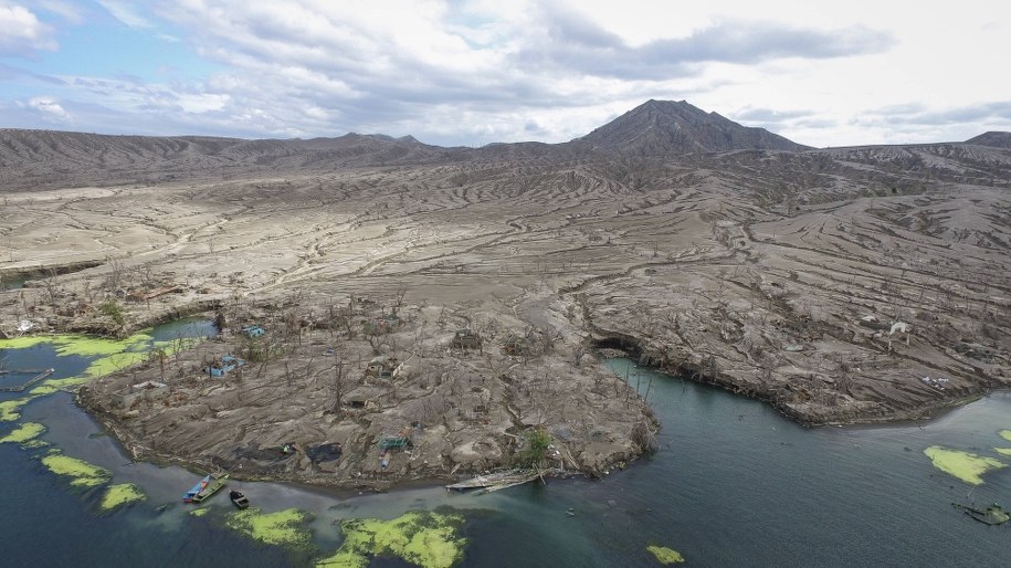 Wybuch wulkanu Taal na Filipinach. Ewakuacja kilkunastu tysięcy osób [ZOBACZ FILM]