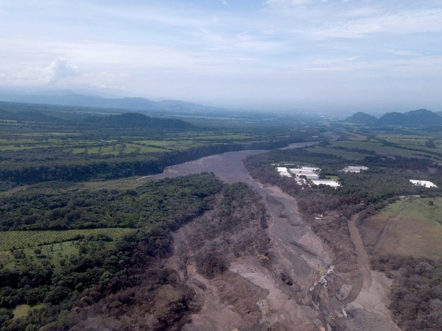 Wulkan wyrzucał słup popiołów na wysokość 10 tys. metrów. /Santiago Billy /PAP/EPA