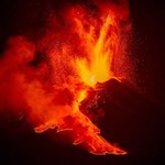 ​Wulkany Etna i Fargadalsfjall: erupcja erupcji nierówna