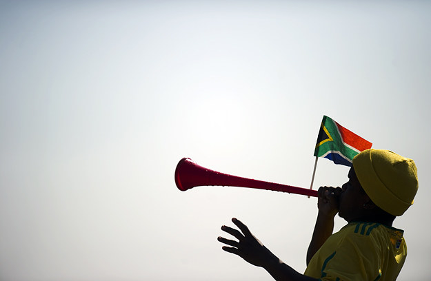 Wuwuzela - głośna superbroń w służbie kibiców RPA /AFP