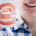 Wybiela i naprawia zęby podczas mycia. Rewolucja w stomatologii