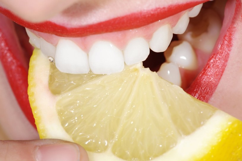 Wybielanie zębów cytryną to sposób naszych babć. Jednak osoby, które mają wrażliwe szkliwo powinny z niej zrezygnować /123RF/PICSEL