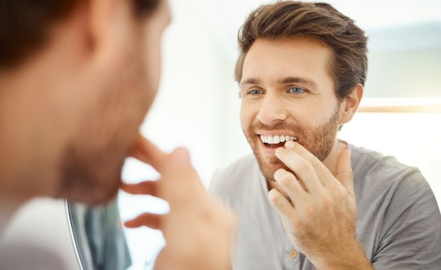 Wybielanie zębów z Tik Toka. Stomatolog: Moda, która może zrujnować Twoje zęby