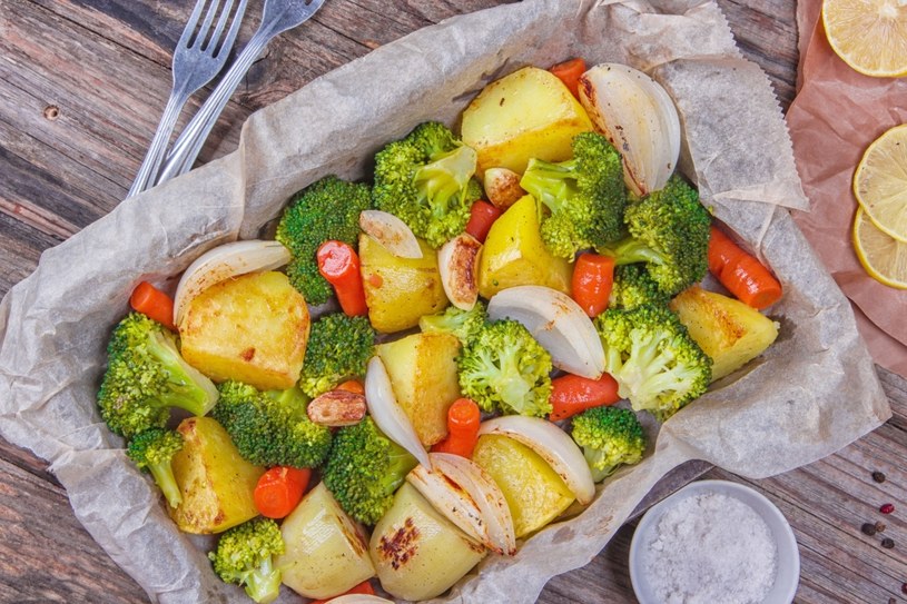 Wybieraj warzywa bogate w potas, jak np. ziemniaki i brokuły /123RF/PICSEL