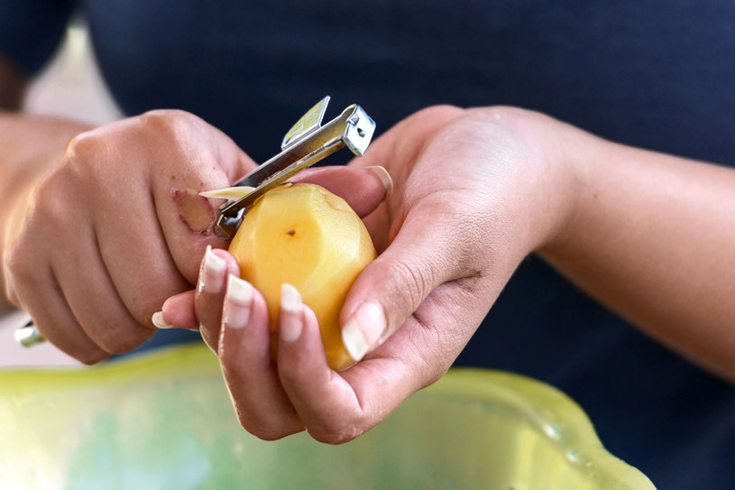 Wybieraj ziemniaki bez oczek i narośli. Dobrze je wyczyść, np. wyszoruj szczoteczką i przepłucz pod bieżącą wodą /123RF/PICSEL