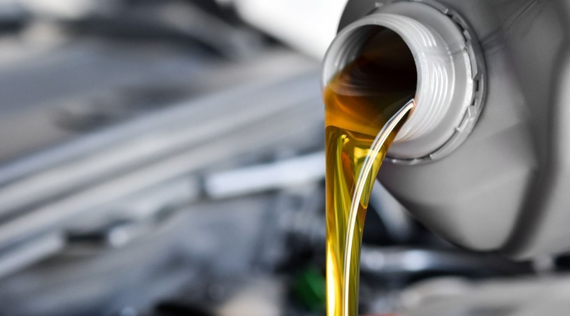 Wybierając lepkość oleju silnikowego, najlepiej kierować się zaleceniami producenta samochodu /123RF/PICSEL