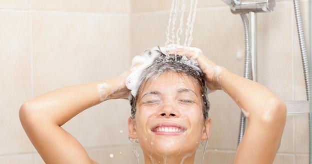 Wybierając prysznic zamiast kąpieli można jednorazowo zaoszczędzić ok. 2,5 zł /&copy;123RF/PICSEL