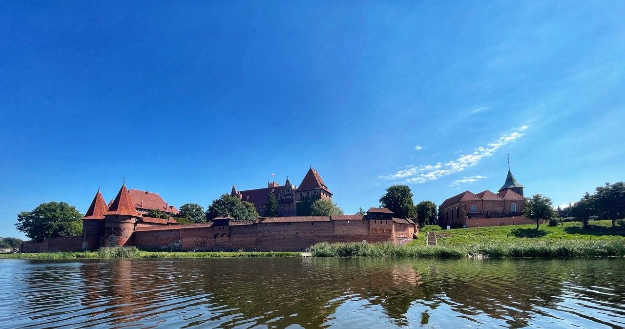 Wybierając się na kajak lub rowerek wodny w Malborku, można podziwiać krzyżacki zamek z innej perspektywy /INTERIA.PL