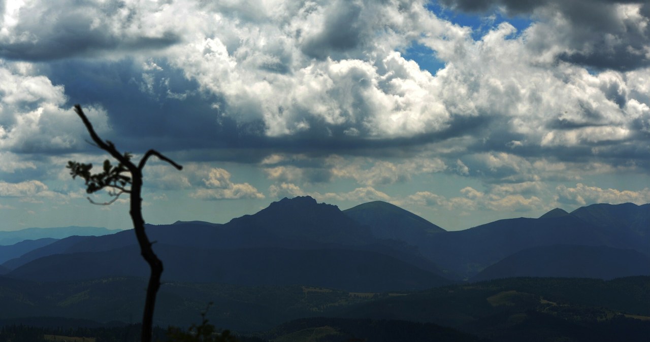 Wybierając się w Beskidy, możemy liczyć na malownicze widoki. Na zdj. Mala Fatra z drogi na Rycerzową. / MAREK LASYK/REPORTER  /East News