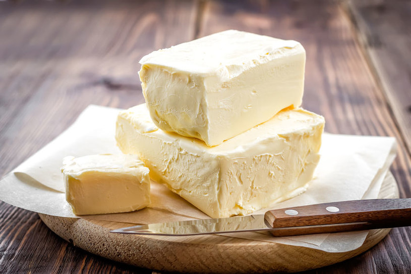 Wybierajmy prawdziwe masło, bez dodatku olejów roślinnych, unikajmy kupowania miksów /123RF/PICSEL