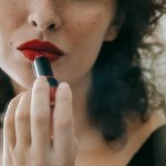 Wybierz chłodny burgund na ustach i rozjaśnij uśmiech. Zęby będą bielsze