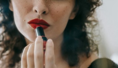 Wybierz chłodny burgund na ustach i rozjaśnij uśmiech. Zęby będą bielsze