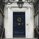 Wybierz drzwi wejściowe w tych kolorach. Według projektantów będą najmodniejsze w 2026