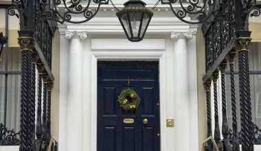 Wybierz drzwi wejściowe w tych kolorach. Według projektantów będą najmodniejsze w 2026