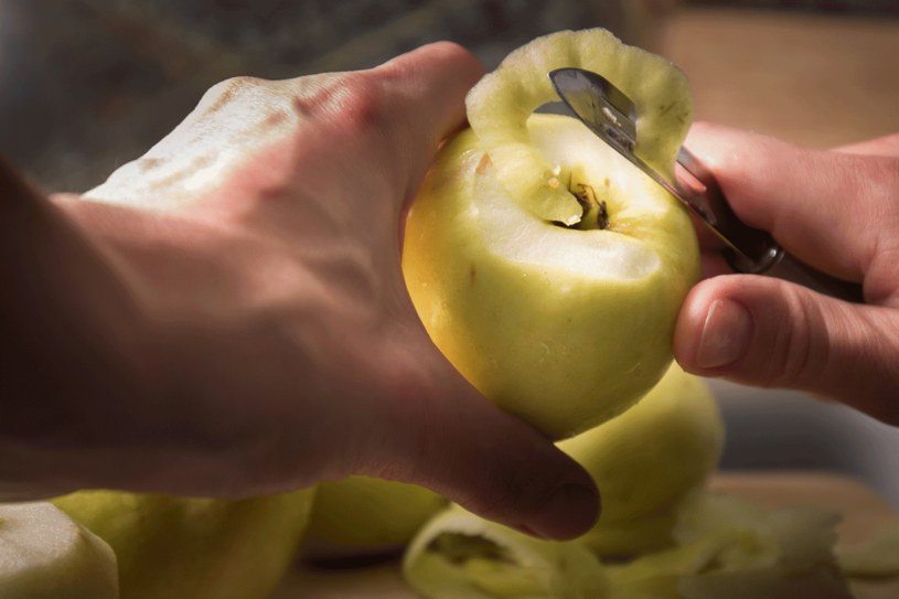 Wybierz jabłko z uprawy ekologicznej /123RF/PICSEL