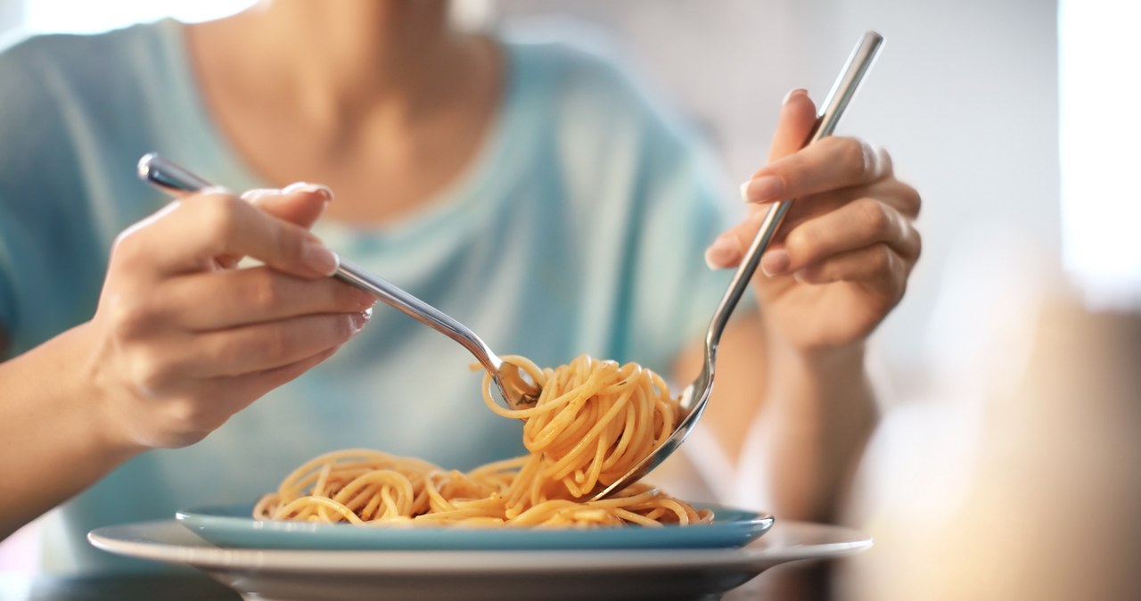 Wybierz makaron z twardej pszenicy durum i ugotuj go al dente. Będzie miał indeks glikemiczny jak ten pełnoziarnisty /123RF/PICSEL