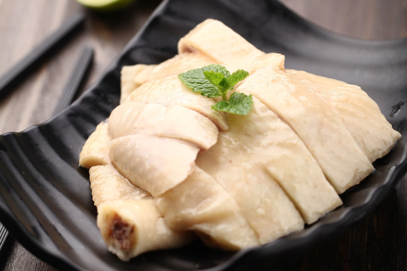 Wybierz mięso kurczaka, indyka lub królika gotowane na parze /123RF/PICSEL