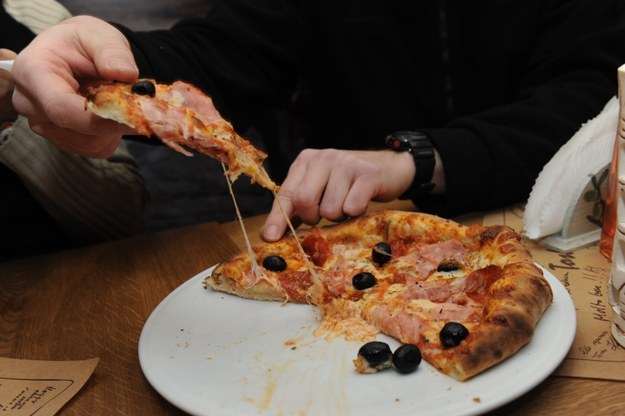 Wybierz się z kolegami na darmową pizzę /Marcin Bielecki /PAP