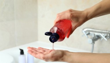 Wybierz świadomie płyn do mycia ciała, który nie wysusza. Skład ma znaczenie