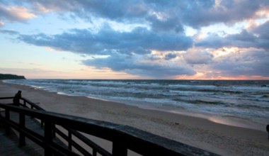 Wybierz tę plażę, jeśli nie lubisz tłumów nad polskim morzem. Długa i spokojna, a do tego piękna 