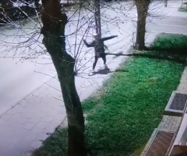 Wybił kamieniem szybę w komendzie. Teraz stanie przed sądem [NAGRANIE]
