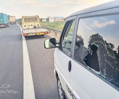 Wybił ręką szybę w innym aucie. Stanie przed sądem